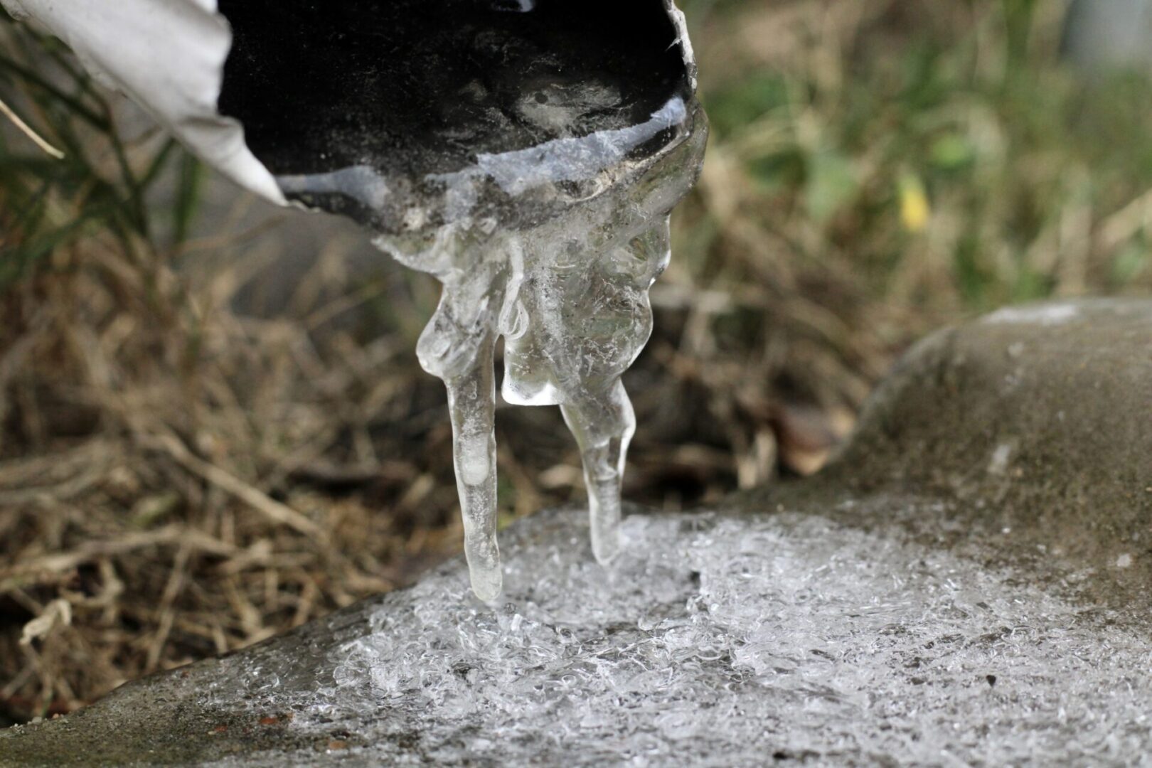 frozen-water-on-a-gutter-pipe-after-first-real-freeze-in-texas-frozen-water-water-pipes-gutters_t20_0X6mE9